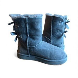 Uggs Bailey Bow Sheepskin Grey boots size 6